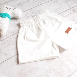franquicia de shorts blancos de bebe