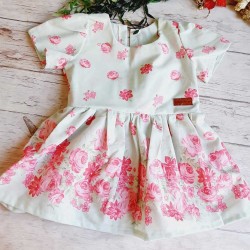 vestido floreado de bebé