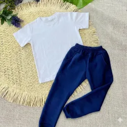 Remera blanca colegial y babucha de frisa