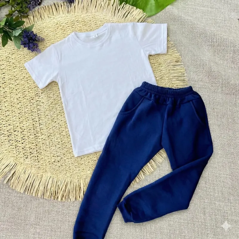 Remera blanca colegial y babucha de frisa